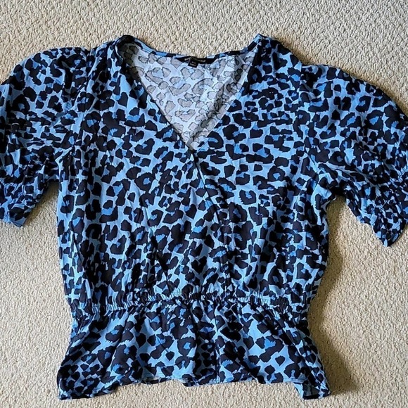 NEW! BANANA REPUBLIC Animal Print Top XS. - Picture 2 of 6